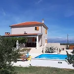 Pan Nyaraló Zára
